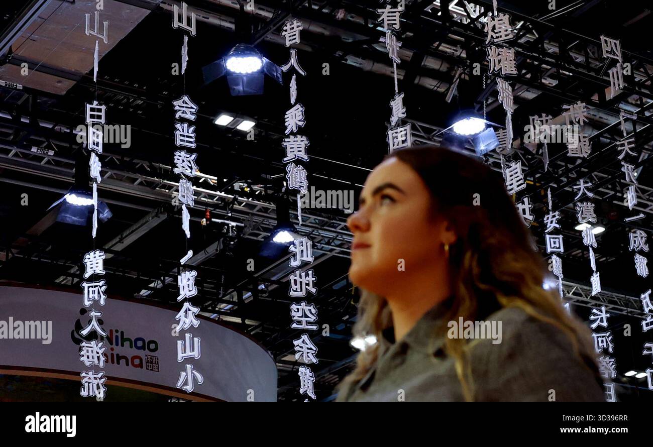 London, Großbritannien. November 2025. Eine Frau besucht am 4. November 2025 den China-Pavillon des World Travel Market (WTM) London 2025 in London, Großbritannien. Die WTM London 2025 wurde am Dienstag eröffnet und der China-Pavillon machte auf seine zahlreichen touristischen Ressourcen und seine kulturelle Attraktivität aufmerksam. Quelle: Li Ying/Xinhua/Alamy Live News Stockfoto