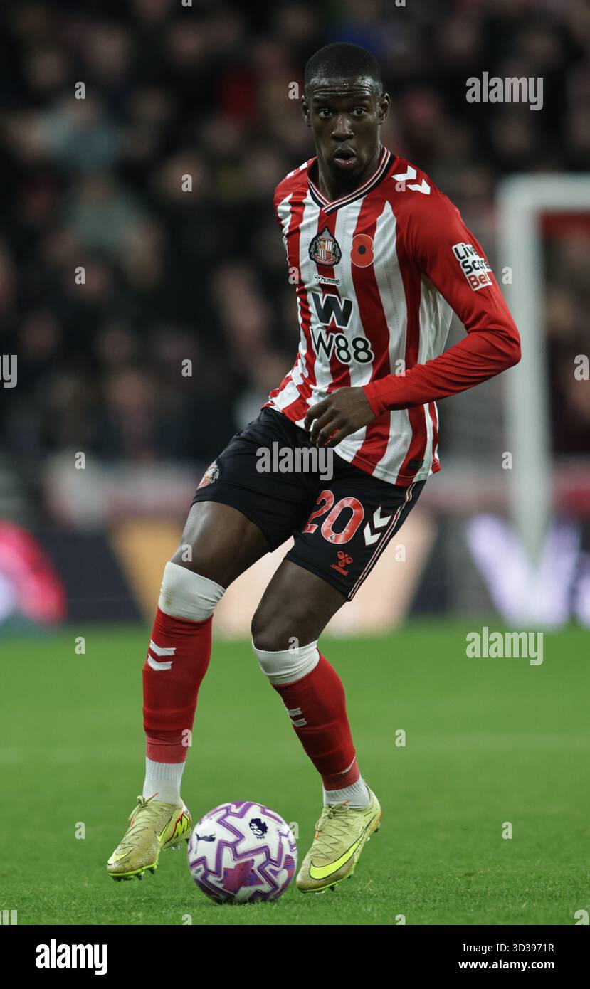 NoRDI Mukiele of Sunderland während des Premier League-Spiels zwischen Sunderland und Everton im Stadium of Light, Sunderland am Montag, den 3. November 2025. (Foto: Michael Driver | MI News) Stockfoto