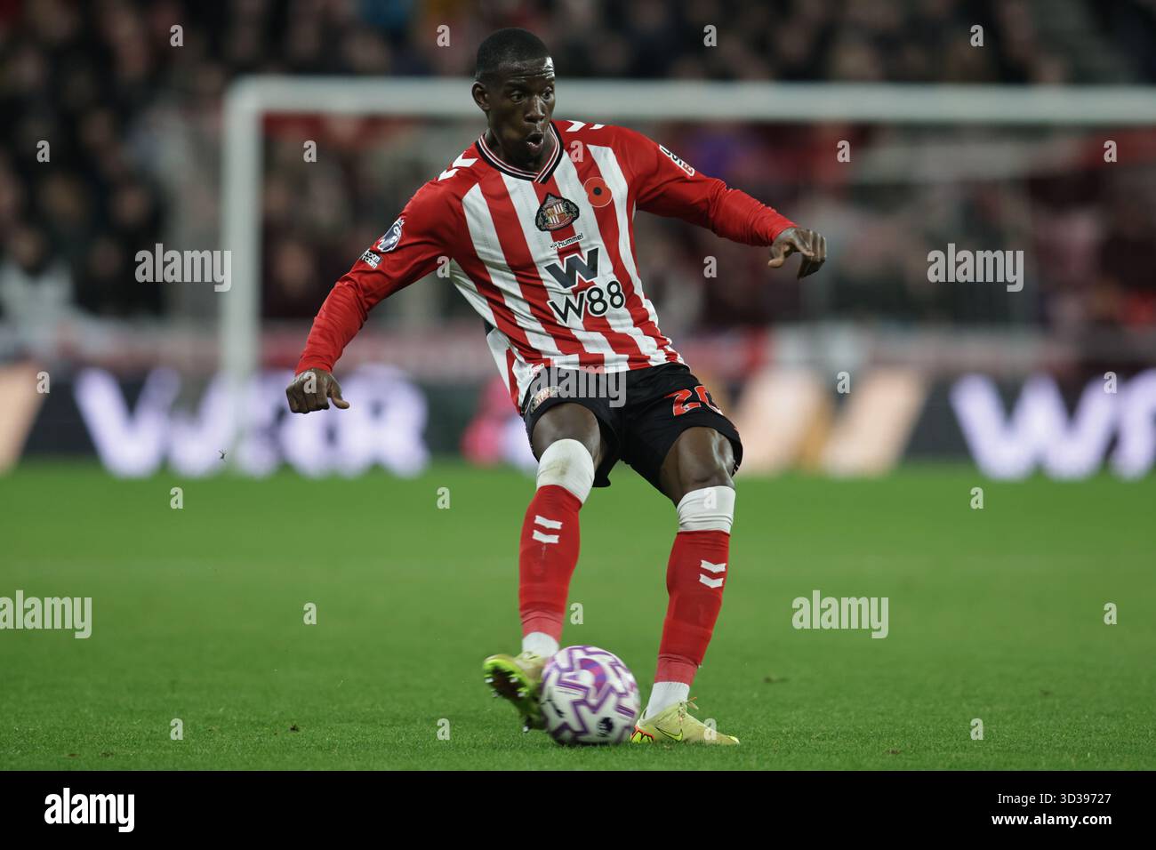 NoRDI Mukiele of Sunderland während des Premier League-Spiels zwischen Sunderland und Everton im Stadium of Light, Sunderland am Montag, den 3. November 2025. (Foto: Michael Driver | MI News) Stockfoto