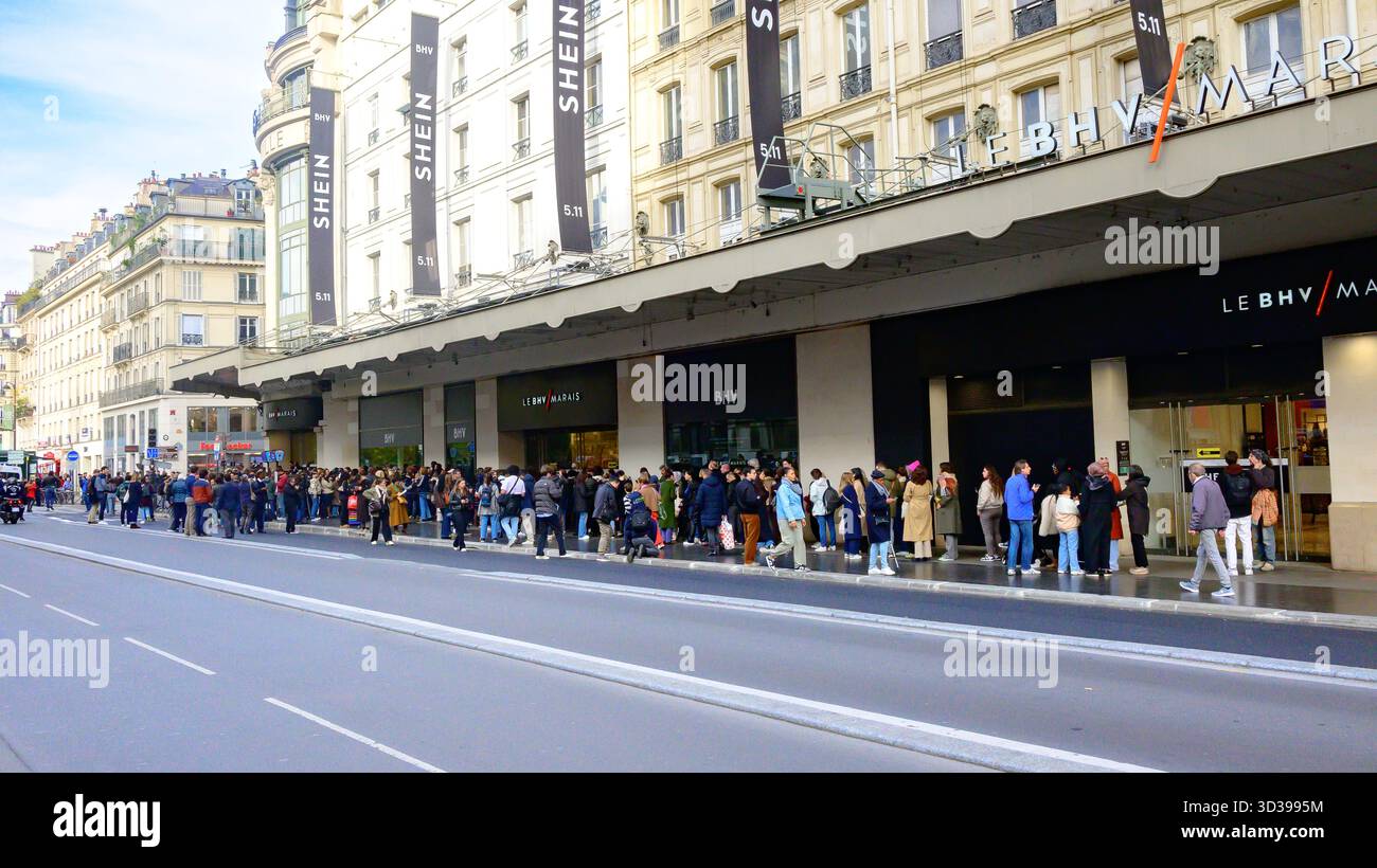 Crowd macht sich auf die Eröffnung des SHEIN Pop-up Stores im BHV Marais in Paris Stockfoto