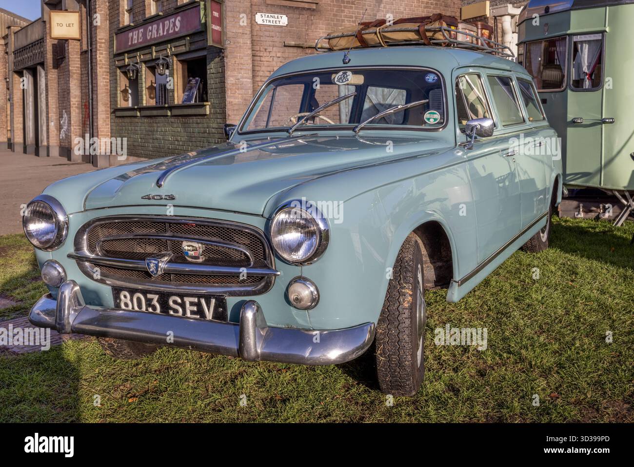1965 Peugeot 403 Break Kombi auf dem Goodwood Revival Meeting 2025 in Sussex, Großbritannien. Stockfoto