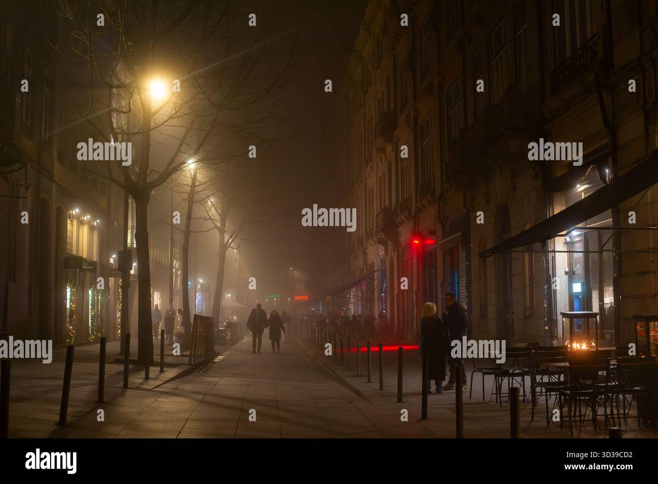 PORTO, PORTUGAL - 03. JAN 2024: Die Menschen gehen an der Rua das Galerias de Paris Street vorbei, die für ihre Bars und Restaurants berühmt ist und als Zentrum der Nachtlieder gilt Stockfoto