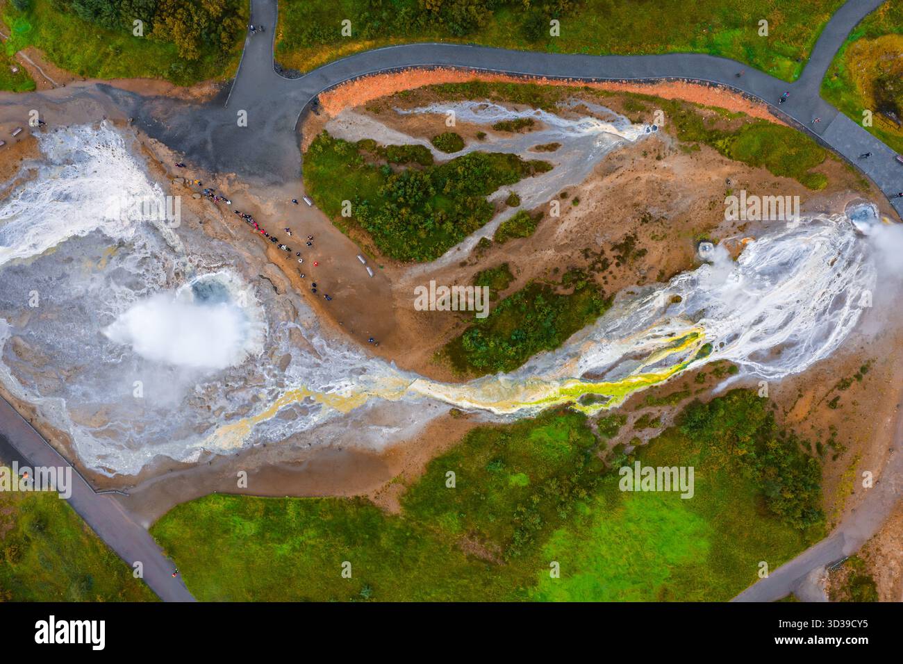 Aus der Vogelperspektive des Geysir-Geothermiegebiets im Goldenen Kreis Islands Stockfoto