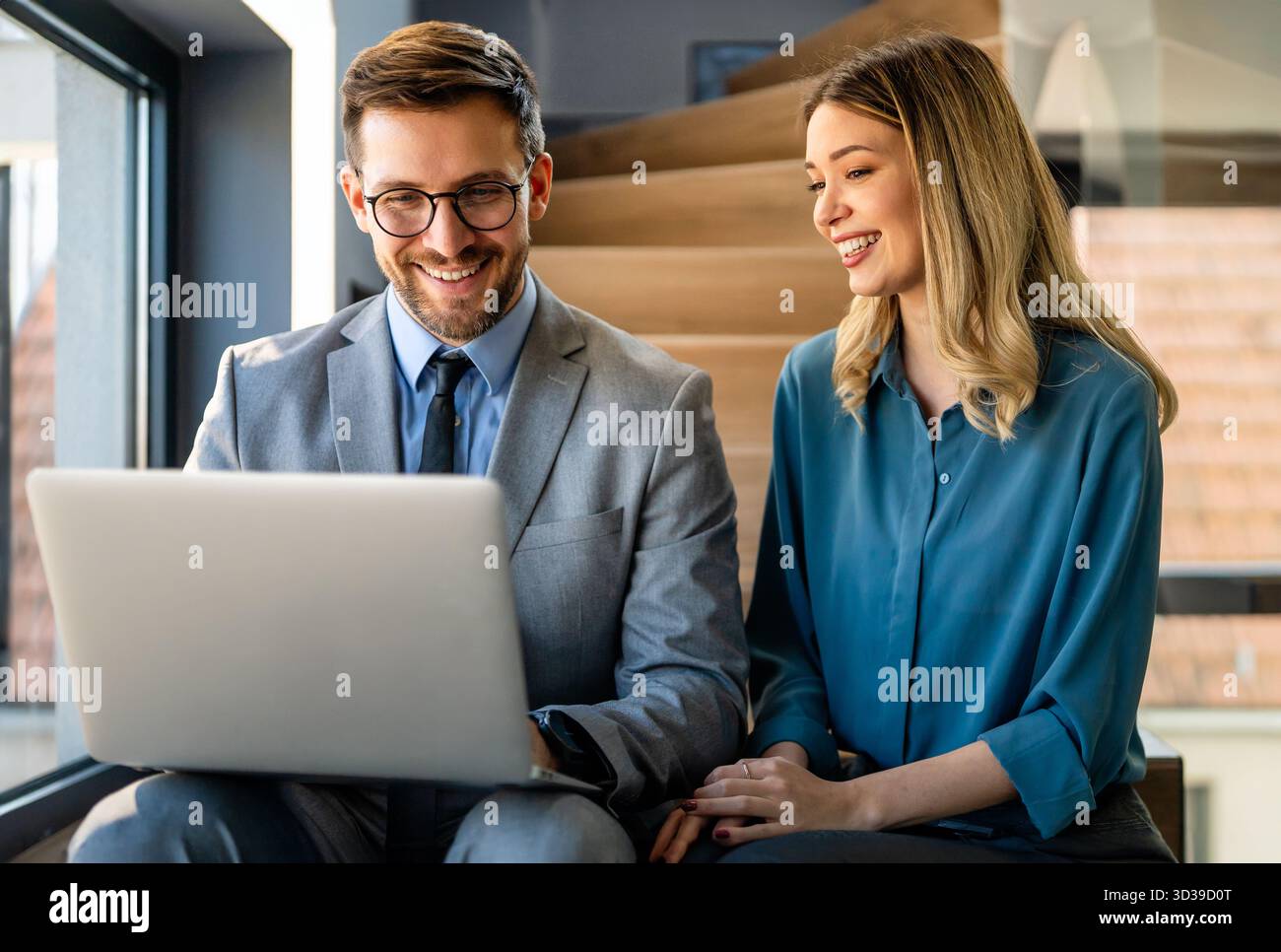 Gruppe von Multi-ethnischen Unternehmensteams, die an einem Projekt in modernen Büros zusammenarbeiten Stockfoto