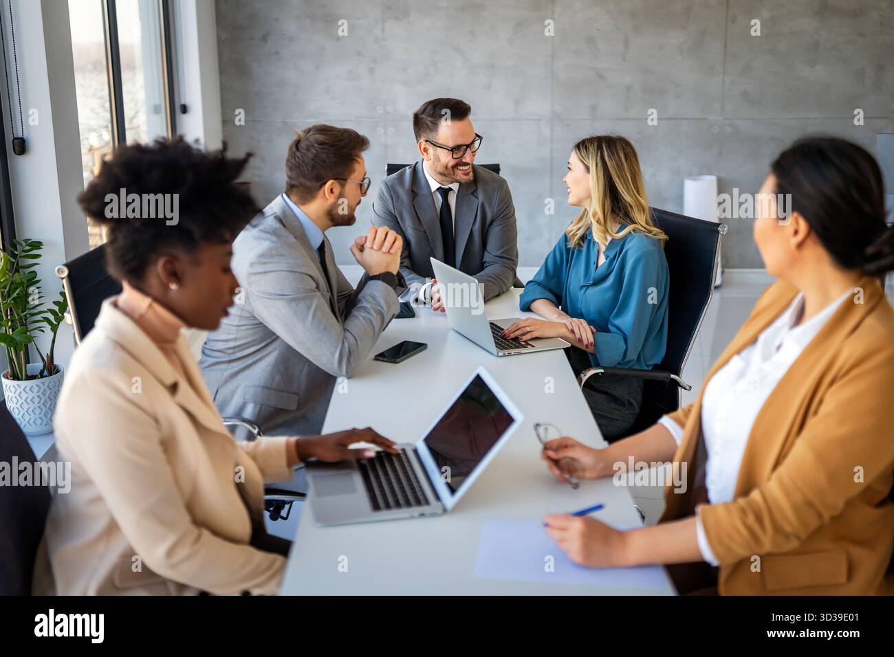 Gruppe von Multi-ethnischen Unternehmensteams, die an einem Projekt in modernen Büros zusammenarbeiten Stockfoto