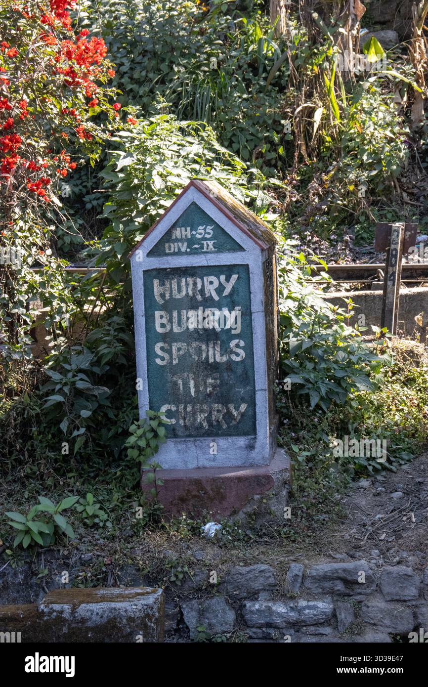 KURSEONG, WESTBENGALEN, INDIEN - 11. FEBRUAR 2024 Beeidigung Burry verdirbt das seitliche Schild der Curry Road Stockfoto