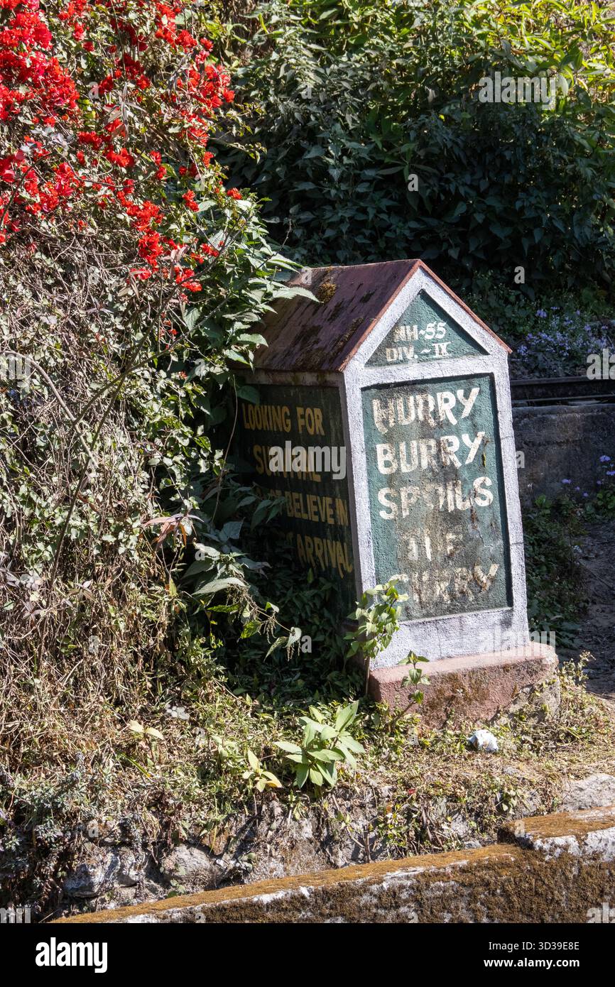 KURSEONG, WESTBENGALEN, INDIEN - 11. FEBRUAR 2024 Beeidigung Burry verdirbt das seitliche Schild der Curry Road Stockfoto