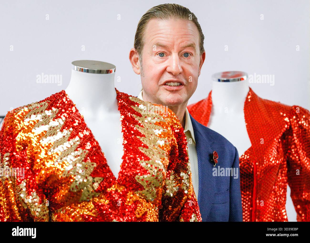 London, Großbritannien. November 2025. Robert Willis, der Sohn von Cilla Black, mit einigen der schönen Kleider seiner Mutter, darunter ein durchgehendes Paillettenkleid, das sie 1973 bei der Cilla Show trug. Cilla Black lebt weiter mit einer Wohltätigkeitsauktion von 246 ihrer legendärsten Kleider und Outfits für Variety, der Children's Charity, mit 100% Erlösen für benachteiligte und behinderte Kinder in ganz Großbritannien. Quelle: Imageplotter/Alamy Live News Stockfoto