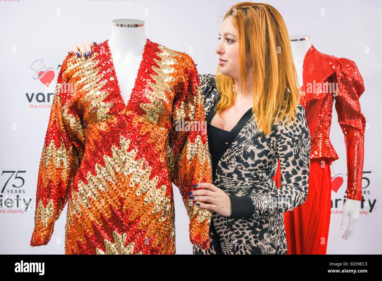 London, Großbritannien. November 2025. Mitarbeiter mit einigen von Cillas wunderschönen Kleidern, darunter ein durchgehendes Kleid mit Pailletten, das sie 1973 bei der Cilla Show trug. Cilla Black lebt weiter mit einer Wohltätigkeitsauktion von 246 ihrer legendärsten Kleider und Outfits für Variety, der Children's Charity, mit 100% Erlösen für benachteiligte und behinderte Kinder in ganz Großbritannien. Quelle: Imageplotter/Alamy Live News Stockfoto