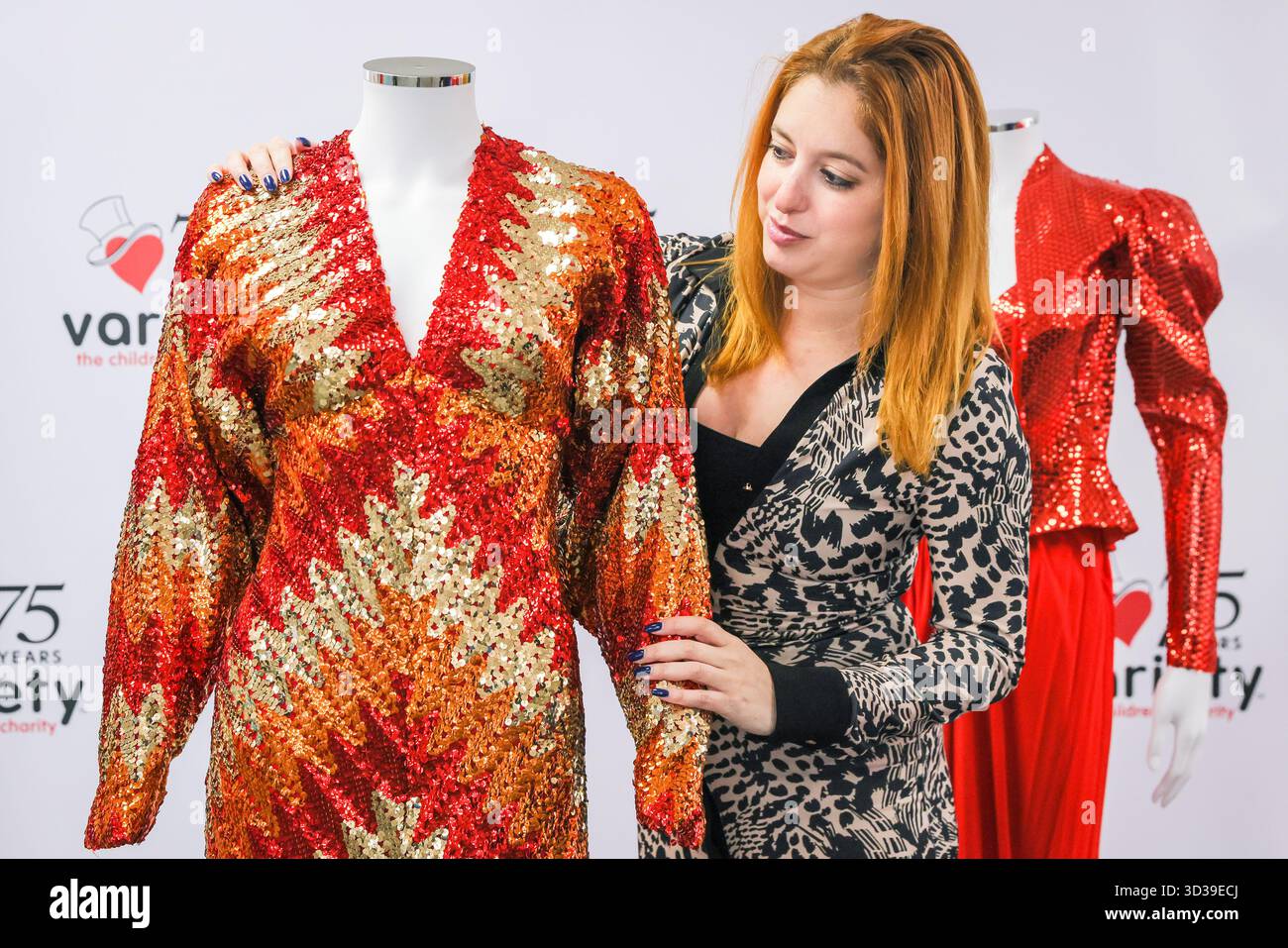 London, Großbritannien. November 2025. Mitarbeiter mit einigen von Cillas wunderschönen Kleidern, darunter ein durchgehendes Kleid mit Pailletten, das sie 1973 bei der Cilla Show trug. Cilla Black lebt weiter mit einer Wohltätigkeitsauktion von 246 ihrer legendärsten Kleider und Outfits für Variety, der Children's Charity, mit 100% Erlösen für benachteiligte und behinderte Kinder in ganz Großbritannien. Quelle: Imageplotter/Alamy Live News Stockfoto