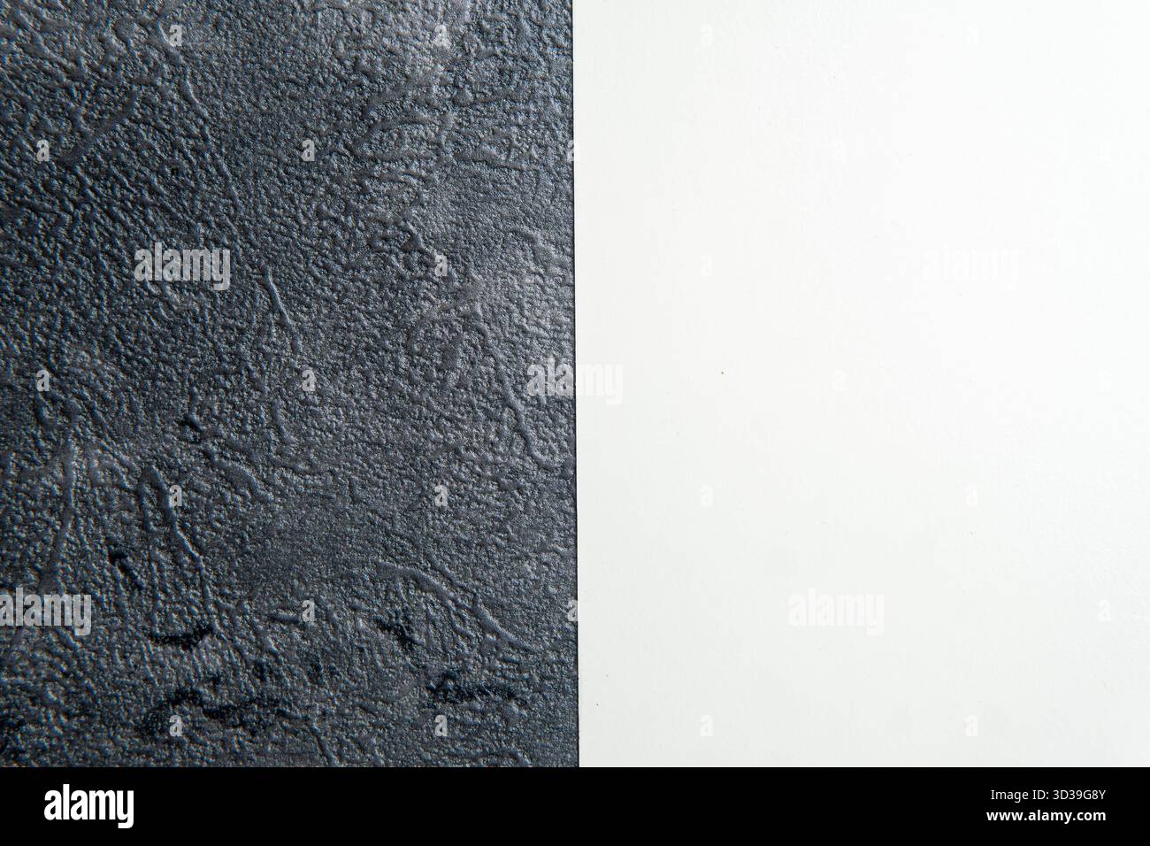 Eine Makroaufnahme mit einer rauen, holprigen, silbernen oder grauen Textur. Die lackierte Oberfläche erzeugt einen industriellen, abstrakten oder grunge-Hintergrund. Stockfoto