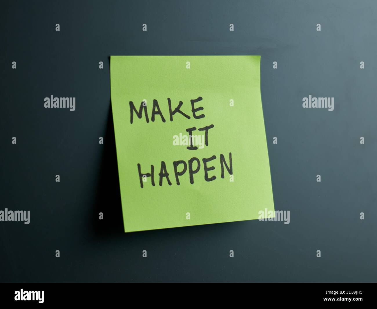 Eine helle Haftnotiz zeigt eine motivierende Botschaft deutlich an. Stockfoto