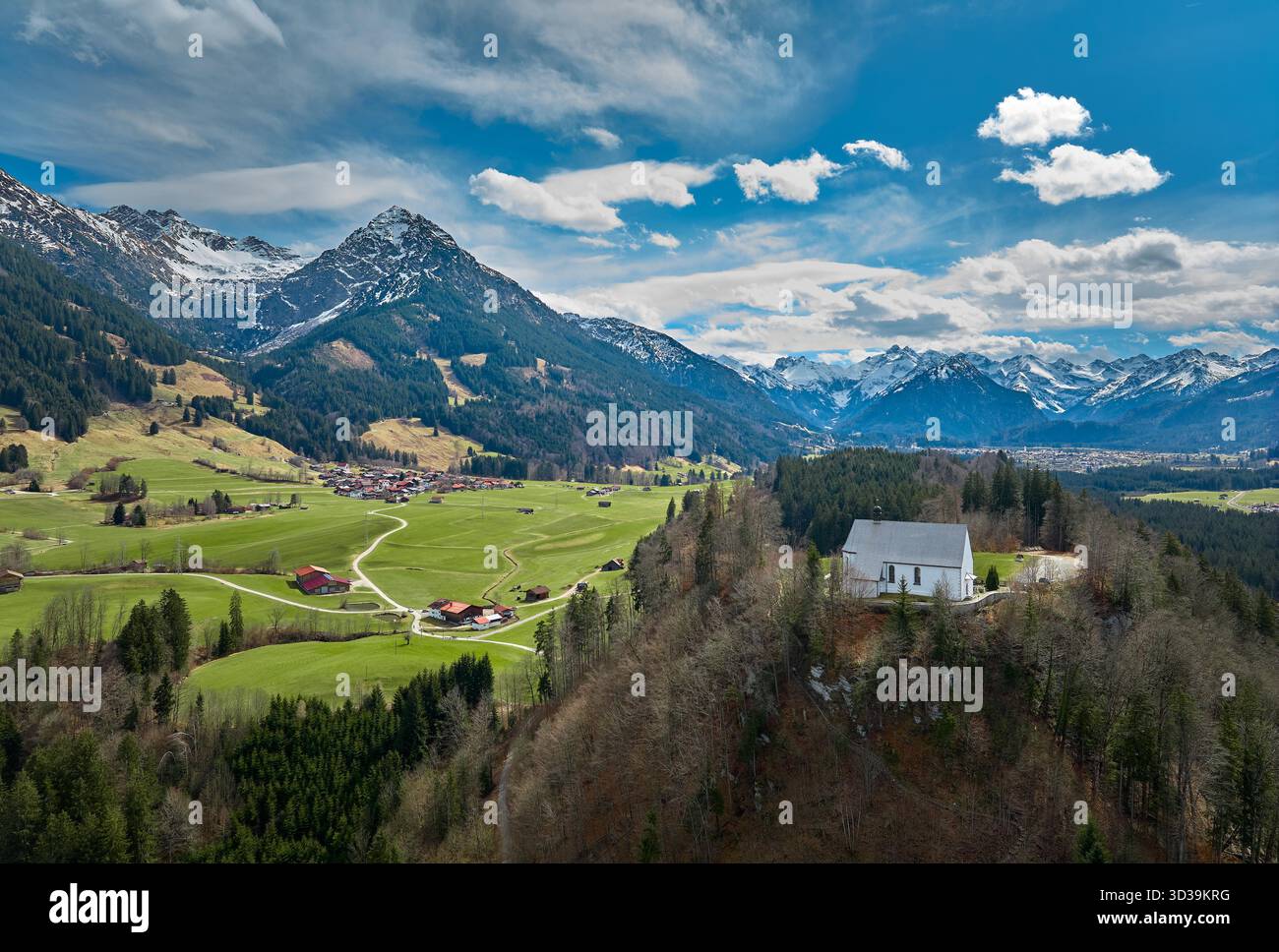Luftaufnahme der Schöllanger Burgkirche im oberen Illertal in den Allgäuer Alpen bei Oberstdorf in Bayern Stockfoto