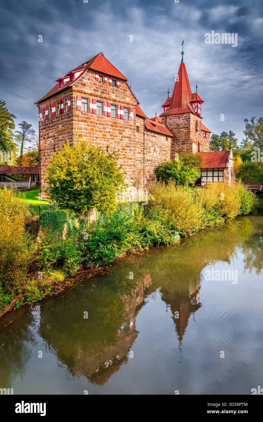 Lauf an der Pegnitz, Deutschland. Blick auf die Wenzelburg, Wasserspiegelung in Pegnitz, Fluss, mittelalterliches Bayern. Stockfoto
