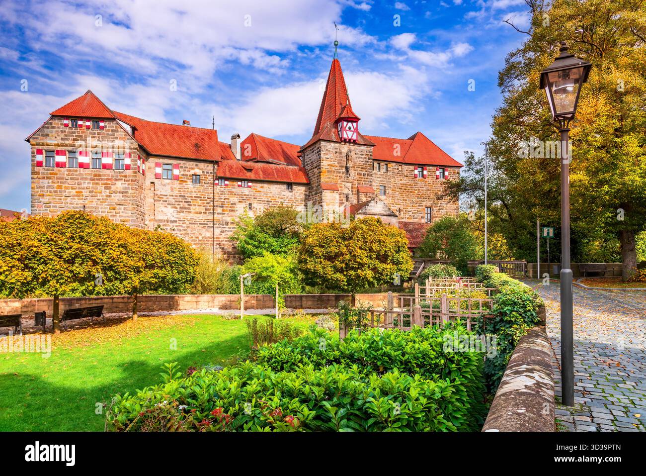 Lauf an der Pegnitz, Deutschland. Blick auf die Wenzelburg, Wasserspiegelung in Pegnitz, Fluss, mittelalterliches Bayern. Stockfoto