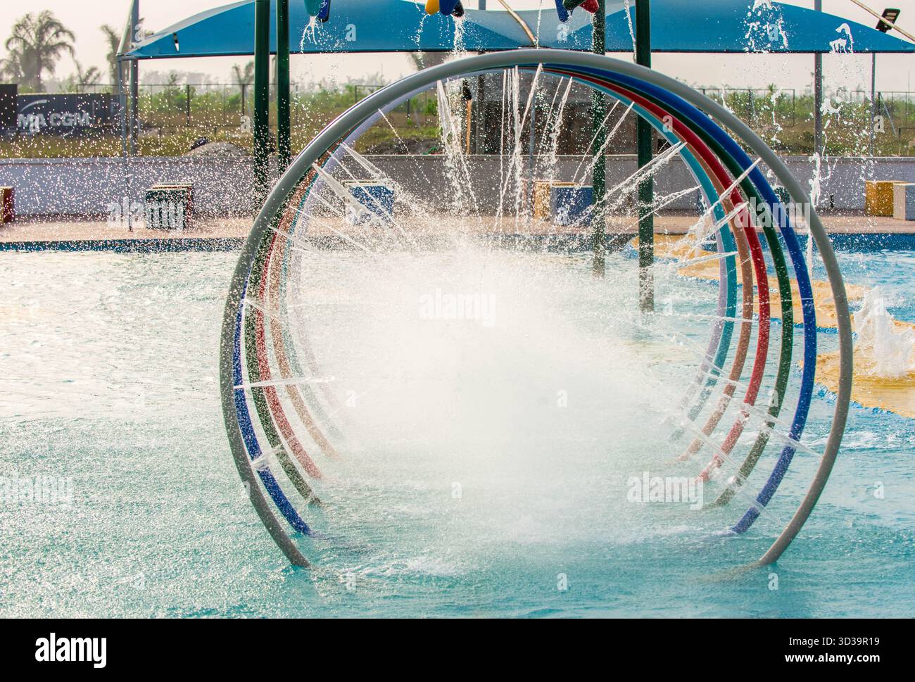 Ein lebendiger Wasserspielplatz im Omu Resort in Lagos, Nigeria am 13. Januar 2023. Farbenfrohe Wasserstrukturen, verspielte Sprinkler, Rutschen, die Spaß reflektieren Stockfoto
