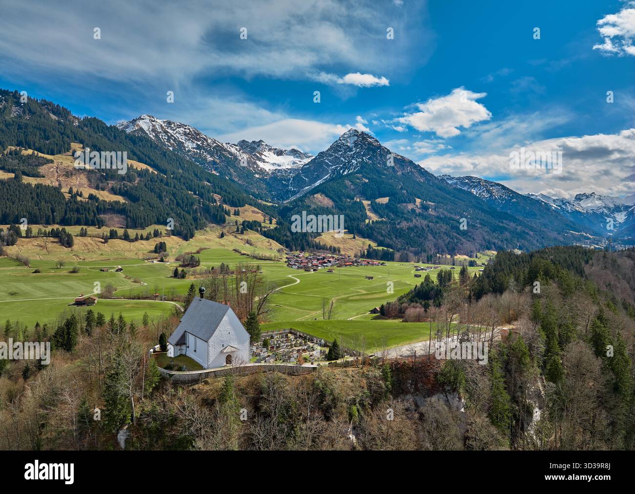 Luftaufnahme der Schöllanger Burgkirche im oberen Illertal in den Allgäuer Alpen bei Oberstdorf in Bayern Stockfoto