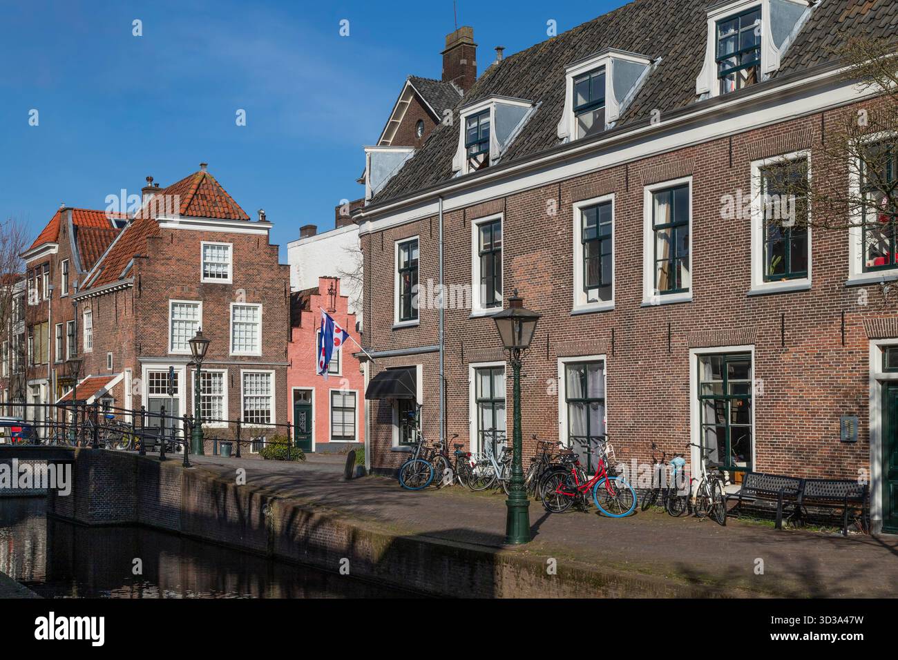 Kanalhäuser im historischen Zentrum von Leiden in den Niederlanden. Stockfoto