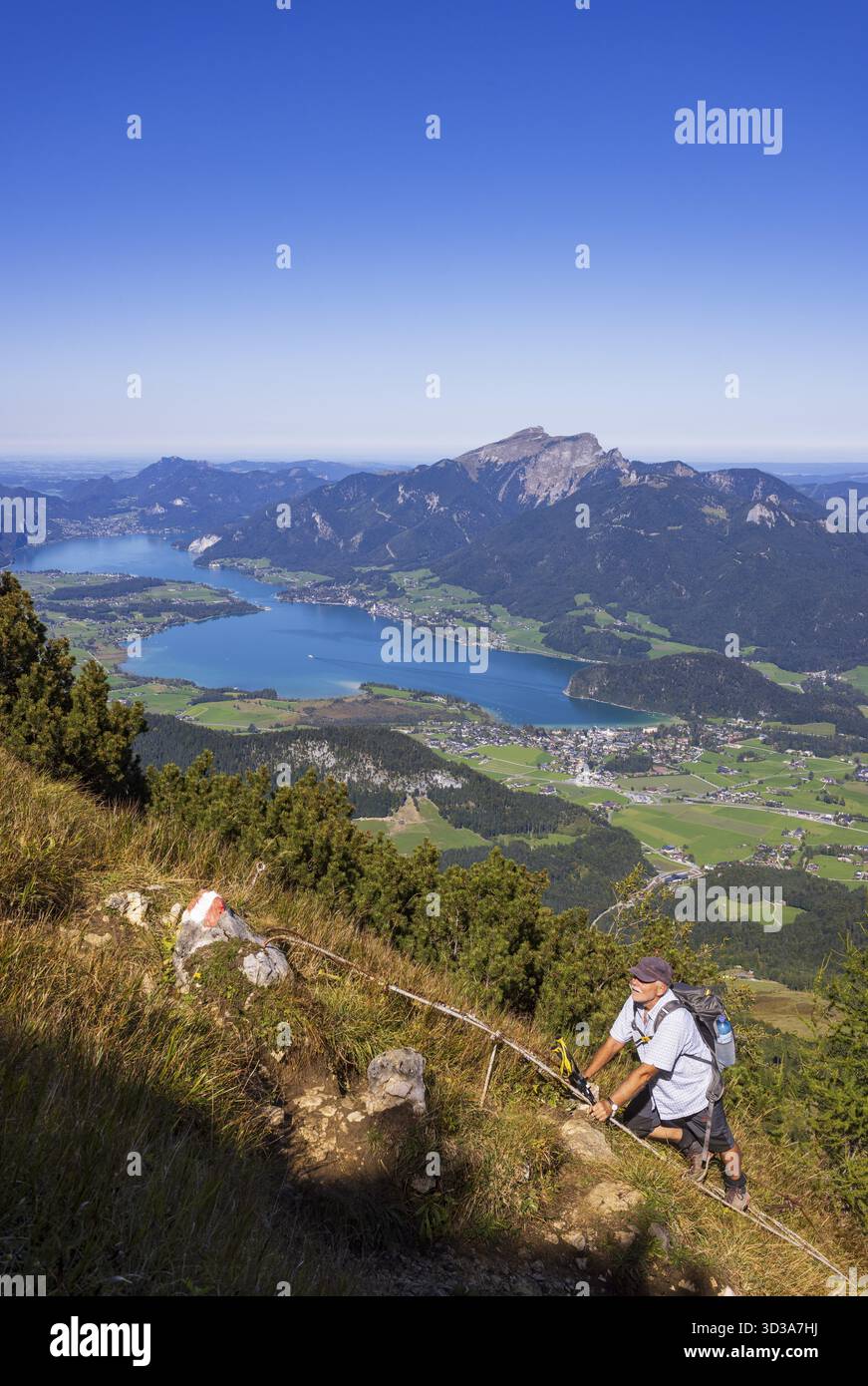 Wanderer an der Eisernen Leiter auf dem Weg zum Rettenkogel mit Wolfgangsee, Postalm, Osterhorngruppe, Salzkammergut, Salzkammergut, Salzburger Land, Österreich Stockfoto