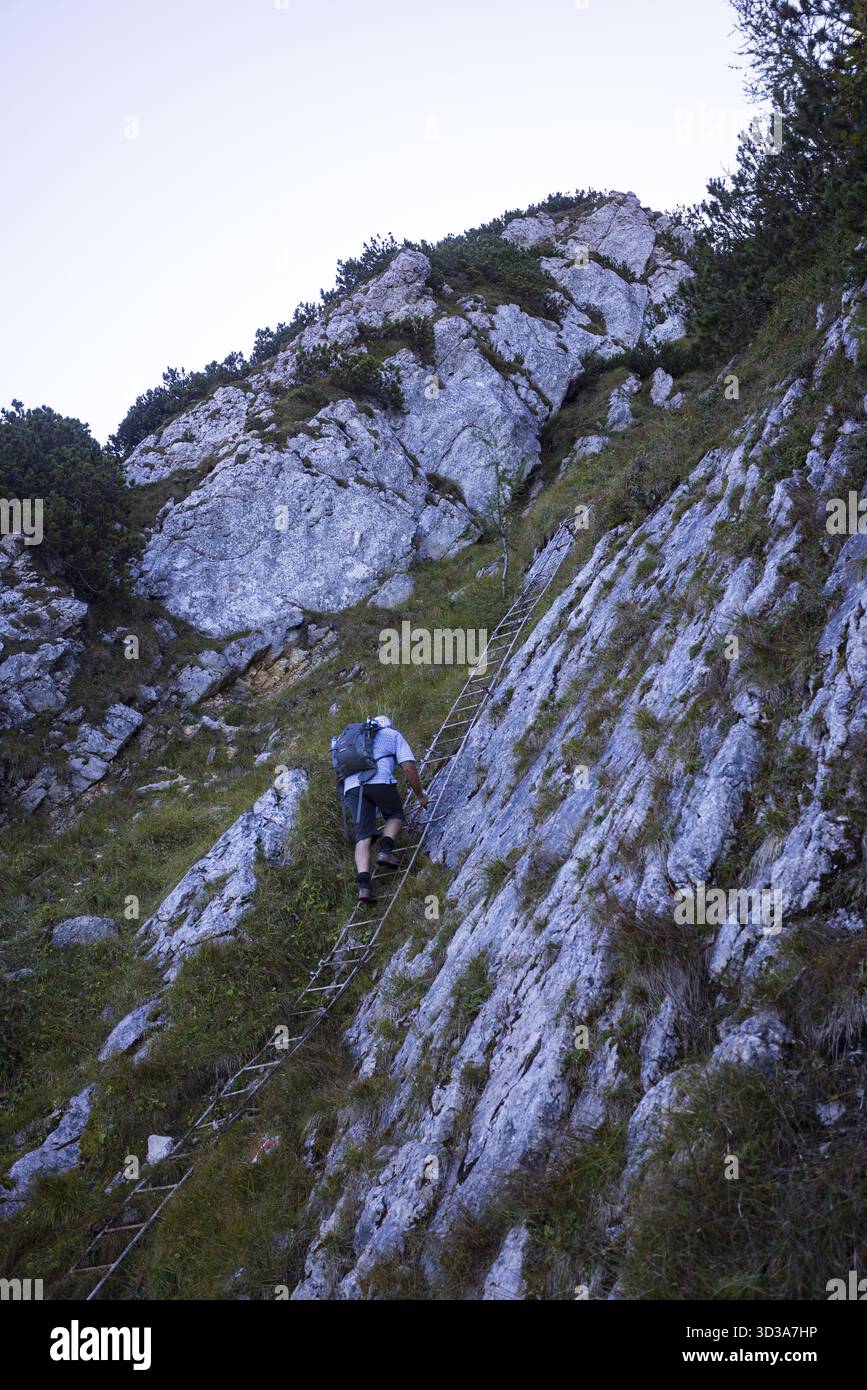 Wanderer an der Eisernen Leiter auf dem Weg nach Rettenkogel, Postalm, Osterhorngruppe, Salzkammergut, Provinz Salzburg, Österreich Stockfoto
