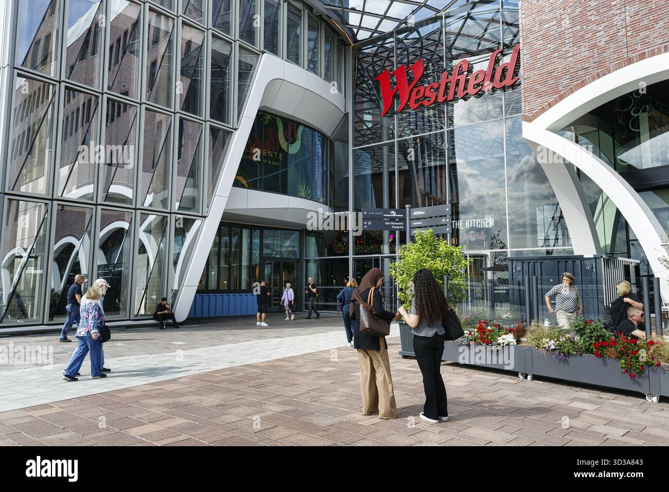 Westfield Ueberseequartier, Einkaufszentrum, Abenteuerzentrum mit Passanten, Logo, Schriftzug auf Glasfassade, Multifunktionskomplex, Shopping, ca. Stockfoto