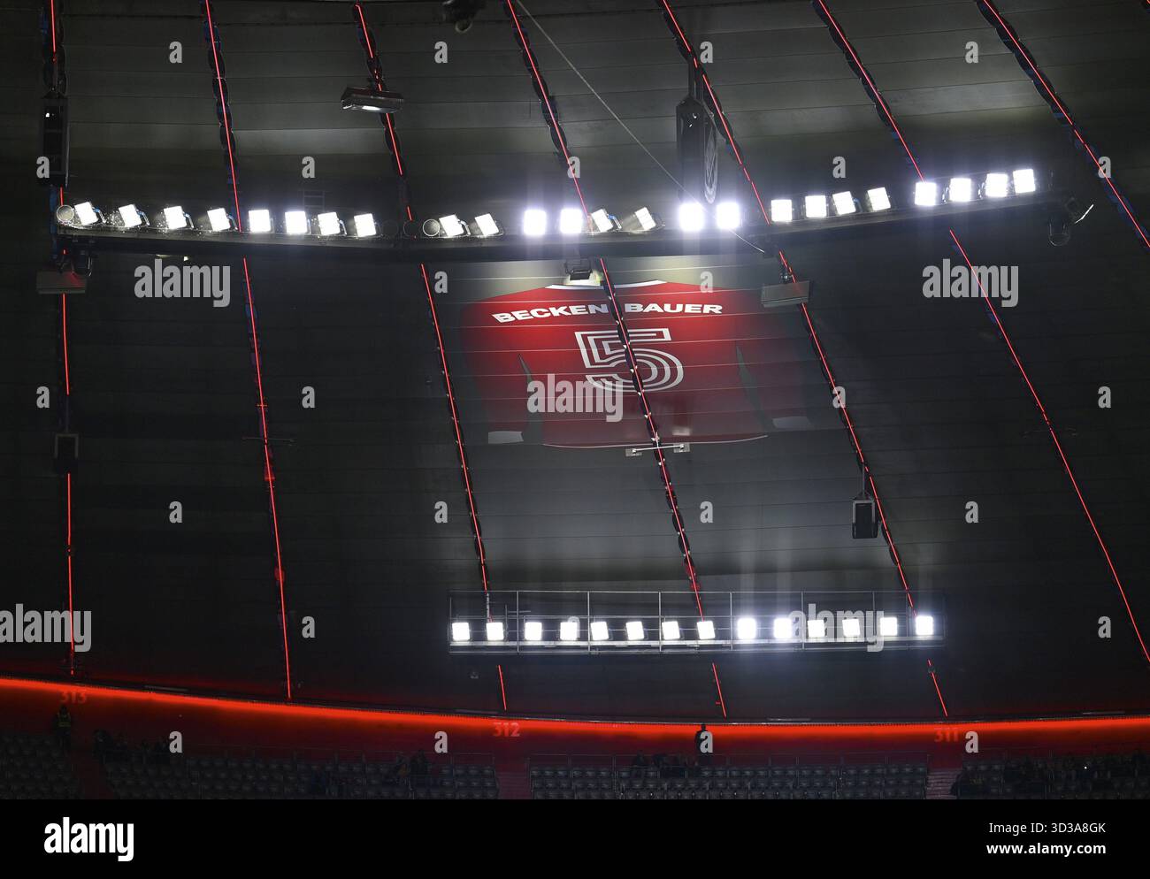 Überlebensgroßes Trikot zum Gedenken an Kaiser Franz Beckenbauer mit der hinteren Nummer 5 hängt auf dem Tribünen-Dach der Suedkurve, 125-jähriges Jubiläum Stockfoto