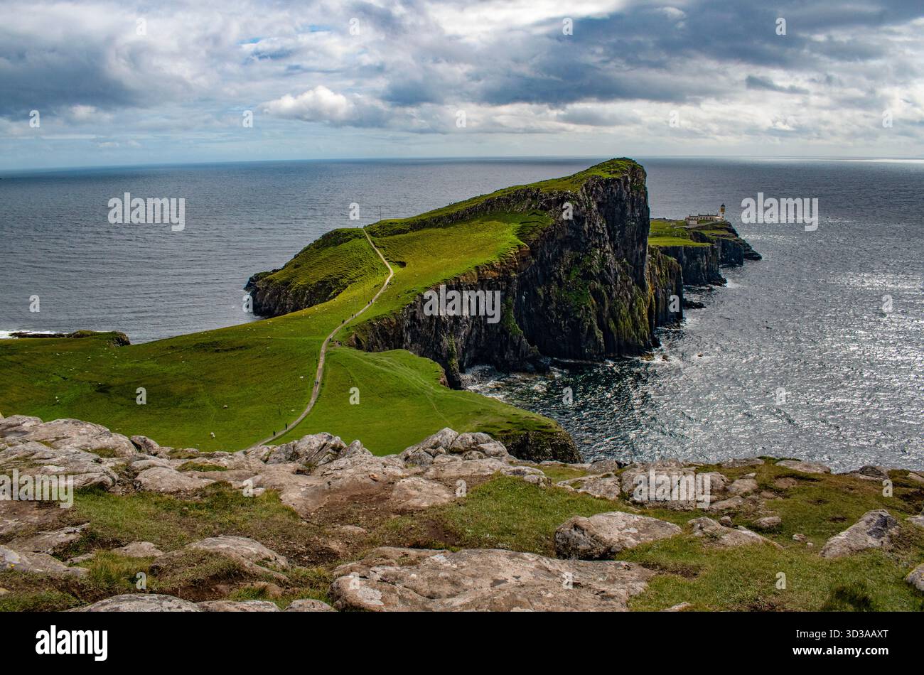 Isle of Skye, Schottland: Blick auf die steilen Klippen des Leuchtturms Neist Point, Landzunge und Aussichtspunkt auf dem westlichsten Punkt der Duirinish Halbinsel Stockfoto
