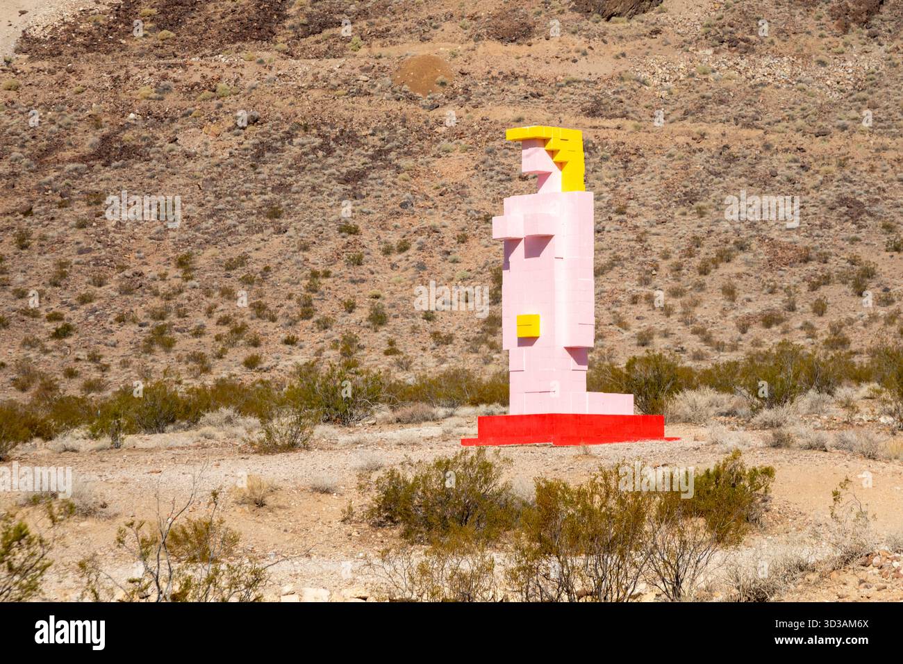 Beatty, Nevada – Kunst ist die Attraktion in Rhyolite, einer Stadt, die kurz nach der Entdeckung von Gold im Jahr 1904 blühte. Die Venus von Nevada ist ein Werk aus dem Jahr 1992 Stockfoto