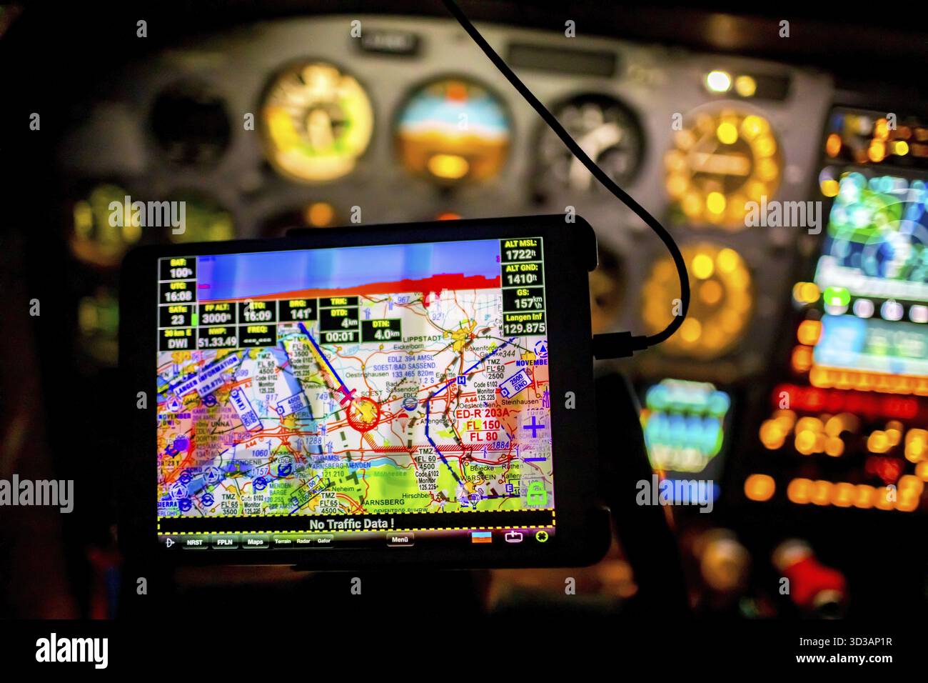 Luftaufnahme über Hamm bei Nacht, Cockpit eines Cessan C172, GPS, Skymap, GPS-Navigation, Flugkarte, Hamm, Ruhrgebiet, Nordrhein-Westfalen, Deutschland Stockfoto