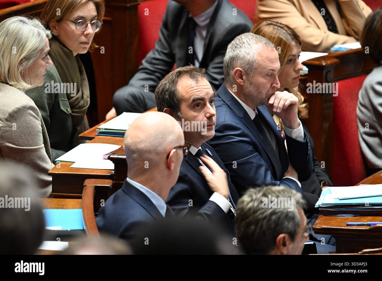 Paris, Frankreich. November 2025. Sebastien Lecornu, Premierminister und französischer Minister für Wirtschaft, Finanzen und Industrie, Energie und digitale Souveränität Roland Lescure während einer Sitzung mit Fragen an die Regierung (QAG, Questions au Gouvernement) in der Nationalversammlung, dem Unterhaus des französischen Parlaments, am 5. November 2025 in Paris. Foto: Tomas Stevens/ABACAPRESS.COM Credit: Abaca Press/Alamy Live News Stockfoto