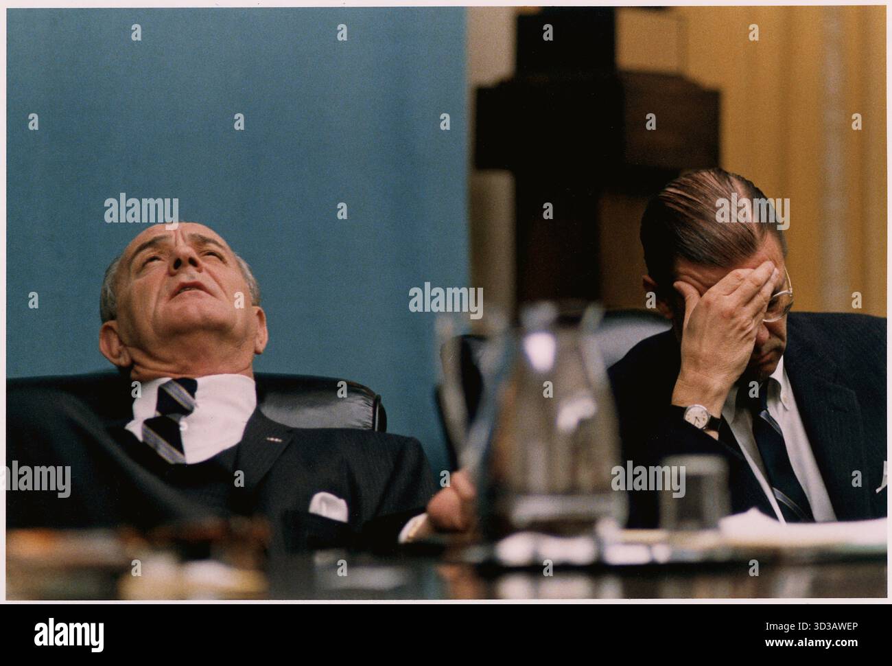 Präsident Lyndon B Johnson und Verteidigungsminister Robert McNamara in TESSE Cabinet Room Meeting, Washington, District of Columbia, 7. Februar 1968. (Foto von Yoichi Okamoto/Johnson White House Photos Stockfoto