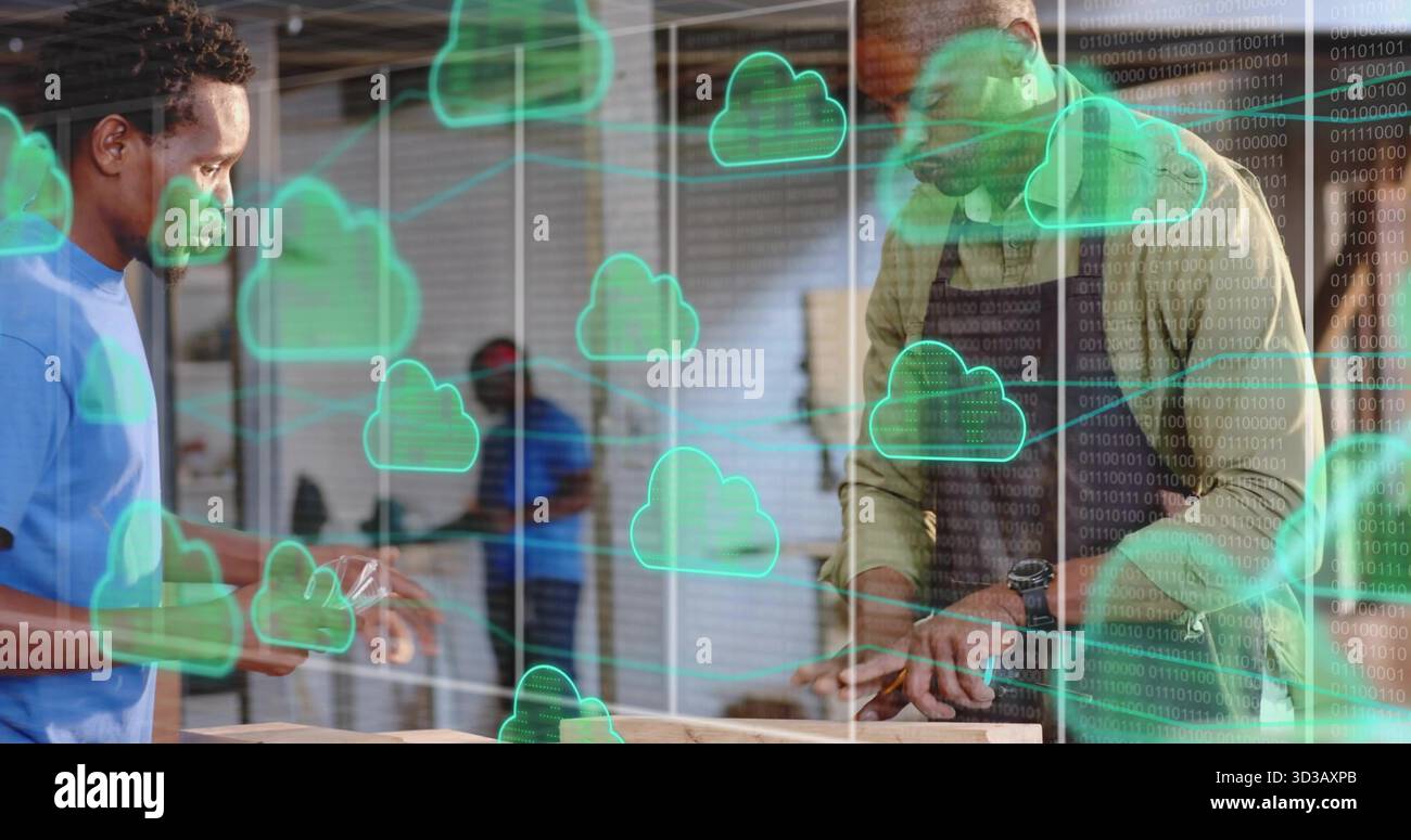 Zusammenarbeit mit zwei Holzarbeitern, die Planken an der Werkbank mit Wolkensymbolen und Binärüberlagerung markieren Stockfoto