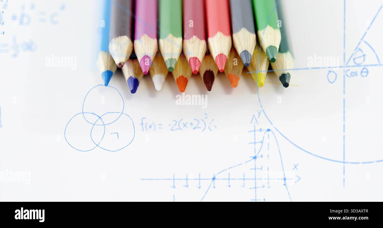 Zehn farbige Bleistifte, die auf weißem Papier stehen, mit blauen mathematischen Skizzen Stockfoto