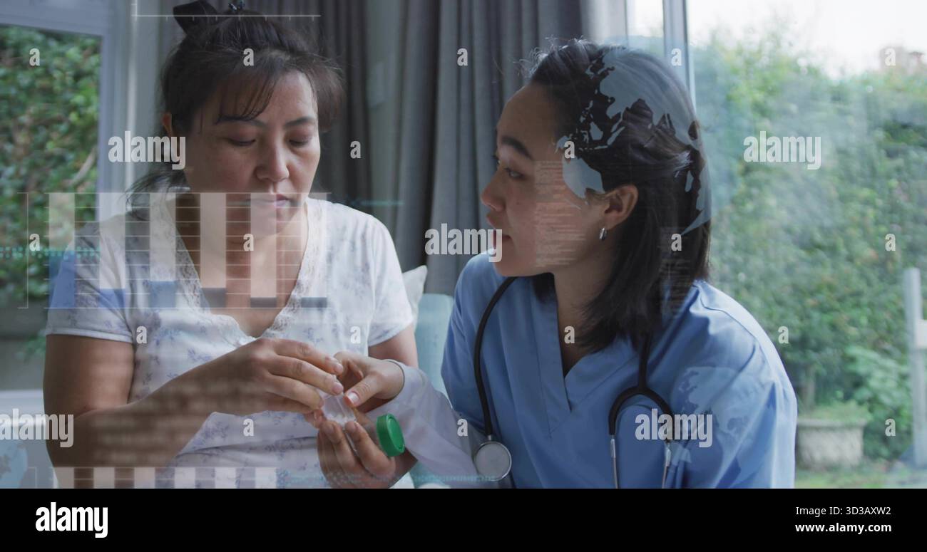 Das Halten des Pillenbehälters mit Pillen und das Erklären der Dosierung in Peelings auf dem Sofa zu Hause, mit Stethoskop Stockfoto