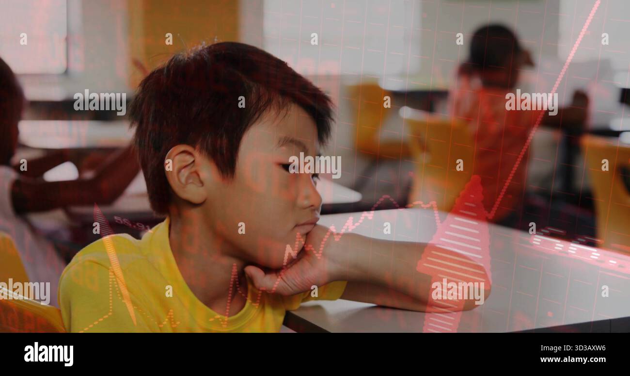 Im hell beleuchteten Klassenzimmer mit Schreibtisch, gelben Stühlen, Fenstern Stockfoto