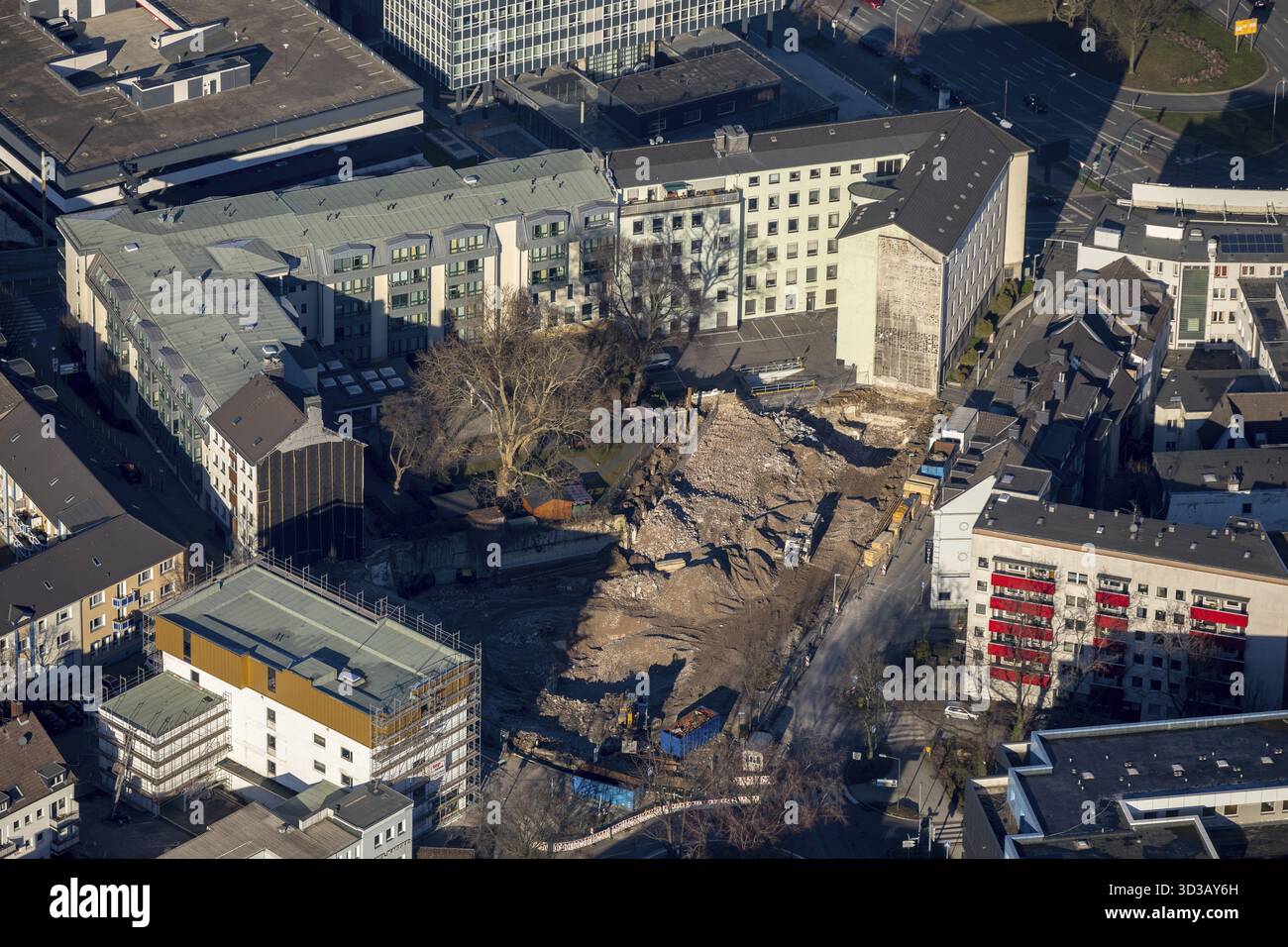 Luftsicht, Baustelle Apartmenthaus für Micro-Apartments, altes AOK-Hauptquartier, Baum im Innenhof, Jaegerstraße, Essen, Nordrhein-We Stockfoto