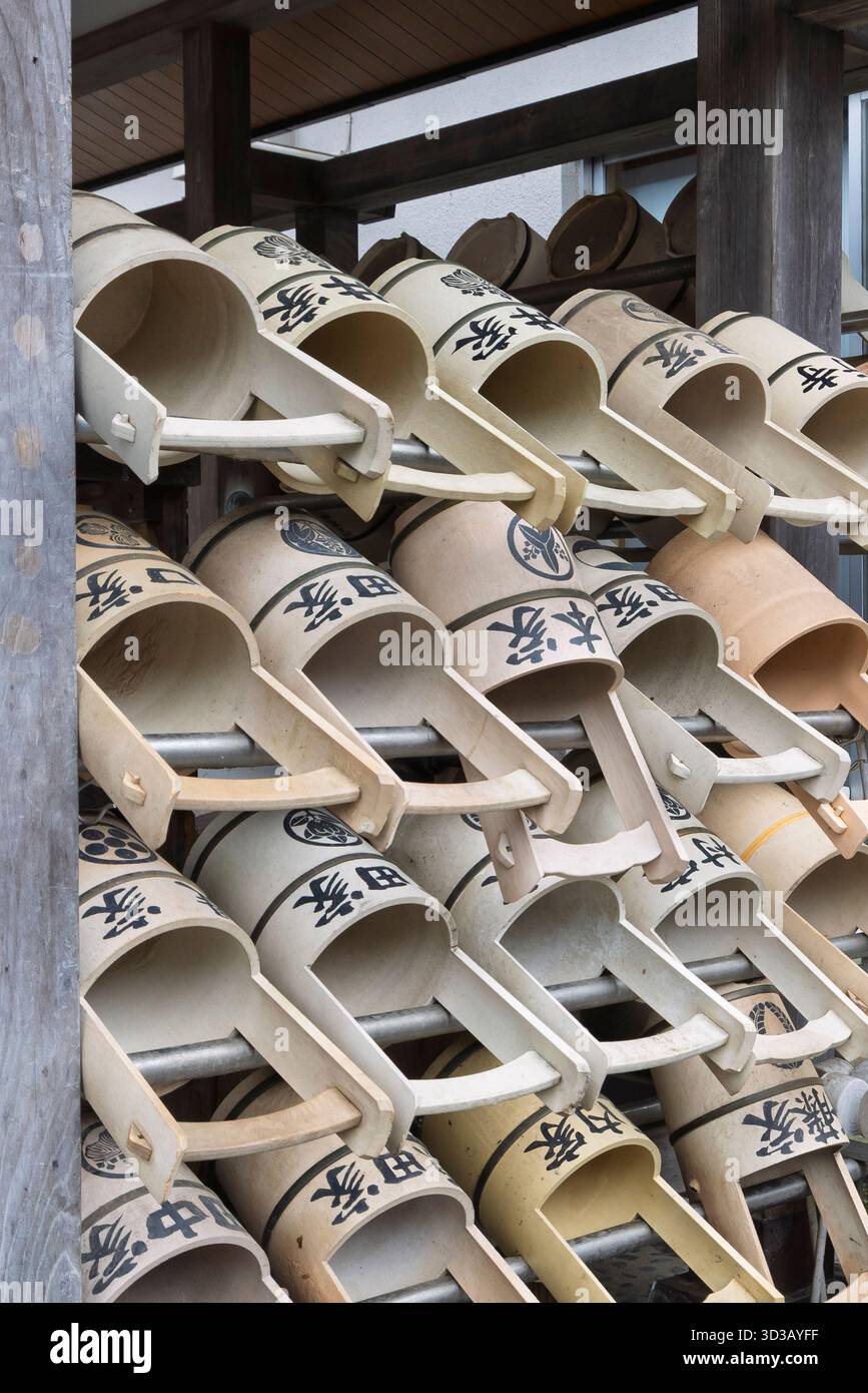 Waschkübel und Springbrunnen im Tempel im Yanaka Subsurb in Tokio, Japan. Yanaka ist ein stimmungsvoller, traditioneller Teil von Tokio, der für seine nostalgische Atmosphäre, Tempel und Katzen bekannt ist. Stockfoto