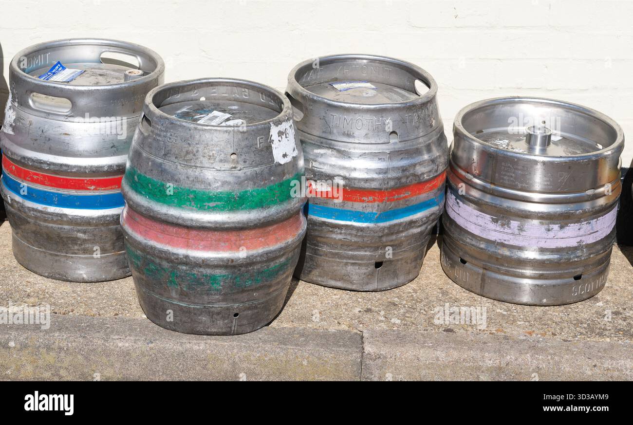 Leere Bierfässer vor dem Restaurant am Fuße des Foxton Schleusen, England, das 1814 eröffnet wurde und der größte Treppenflug ist Stockfoto