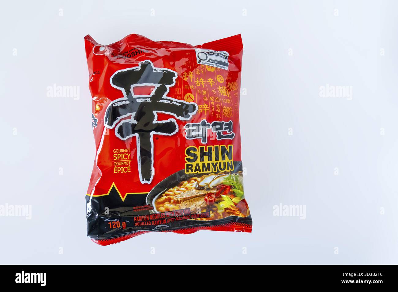 Calgary, Alberta, Kanada. Juni 2025. Ein klassisches rotes Paket mit Nongshim Shin Ramyun Instant Nudeln, die den ikonischen koreanischen Gewürzgeschmack wieder zeigen Stockfoto