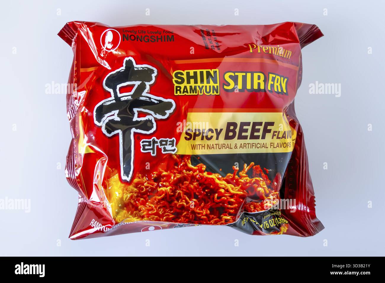 Calgary, Alberta, Kanada. Juni 2025. Ein kräftiges rotes Paket Nongshim Shin Ramyun Stir Fry Nudeln mit würzigem Rindfleischgeschmack und einem sauberen Look Stockfoto