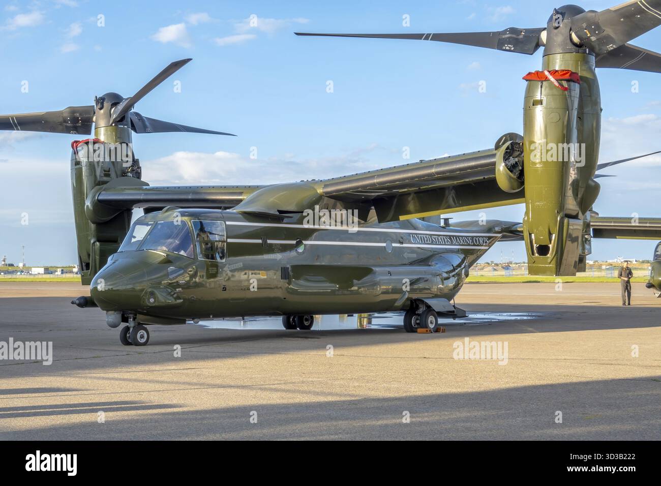 Calgary, Alberta, Kanada. Juni 2025. Ein prominentes MV-22B Osprey, ein Tiltrotor-Flugzeug, wird auf einem Flugplatz gesehen und unterstreicht sein einzigartiges Design und MI Stockfoto