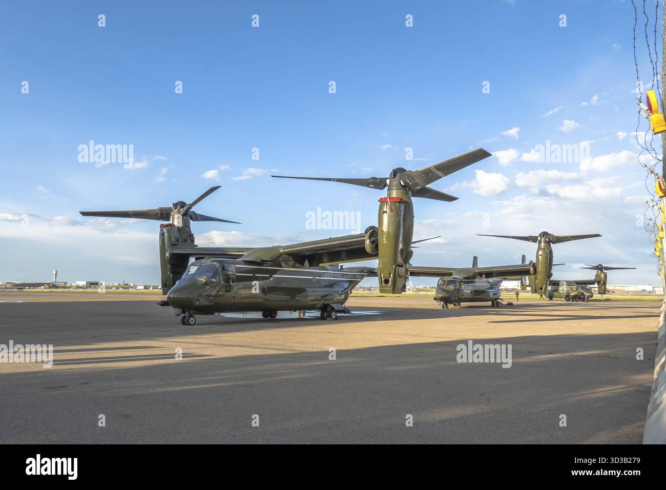 Calgary, Alberta, Kanada. Juni 2025. Eine Formation der Bell Boeing V-22 Ospreys auf einem Flugplatz unter einem riesigen Himmel, die ihre einzigartigen Tiltrotor des zeigen Stockfoto