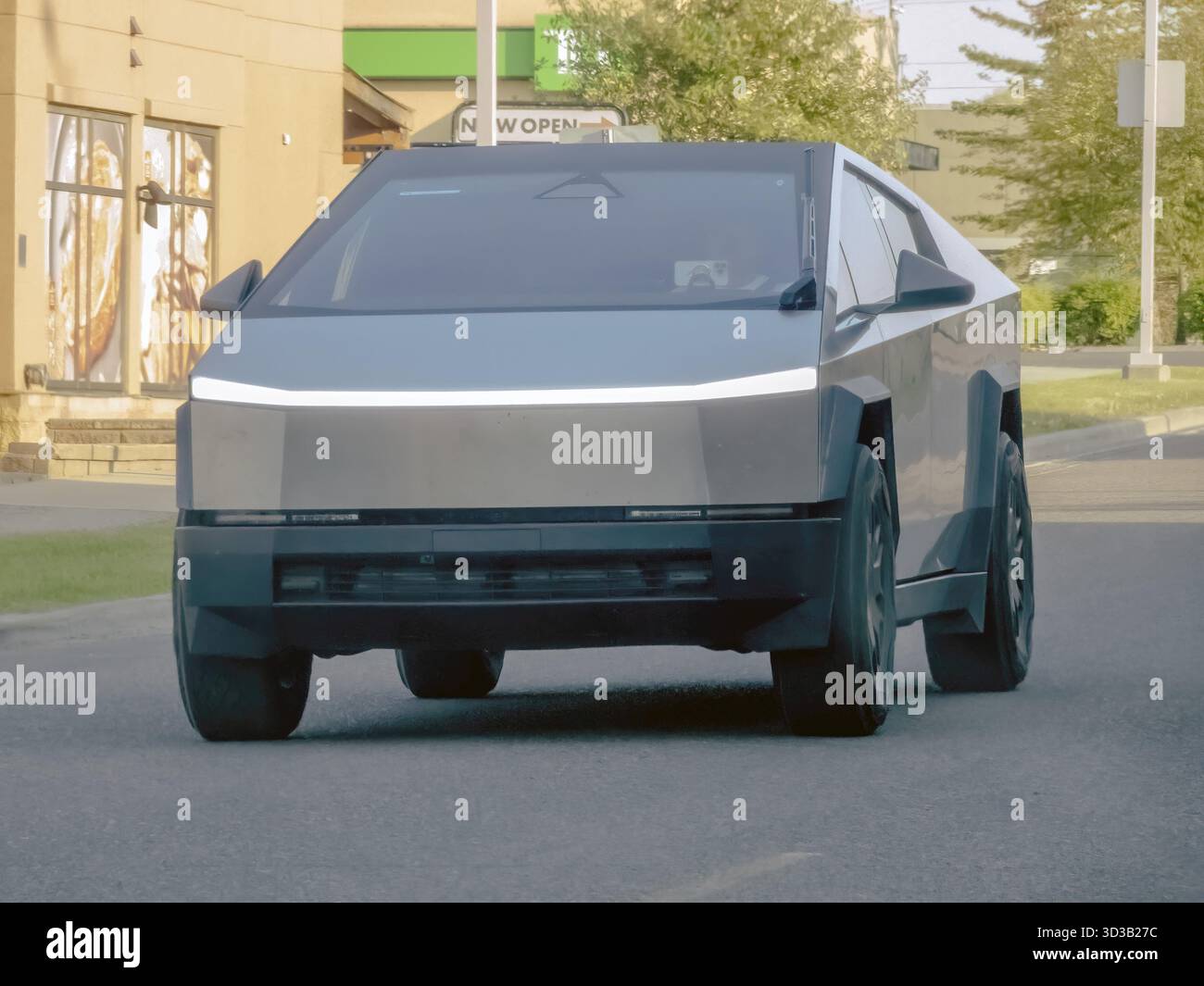 Calgary, Alberta, Kanada. Juni 2025. Der unverkennbar futuristische Tesla Cybertruck von vorne, ein Symbol für Innovation und Unco bei Elektrofahrzeugen Stockfoto