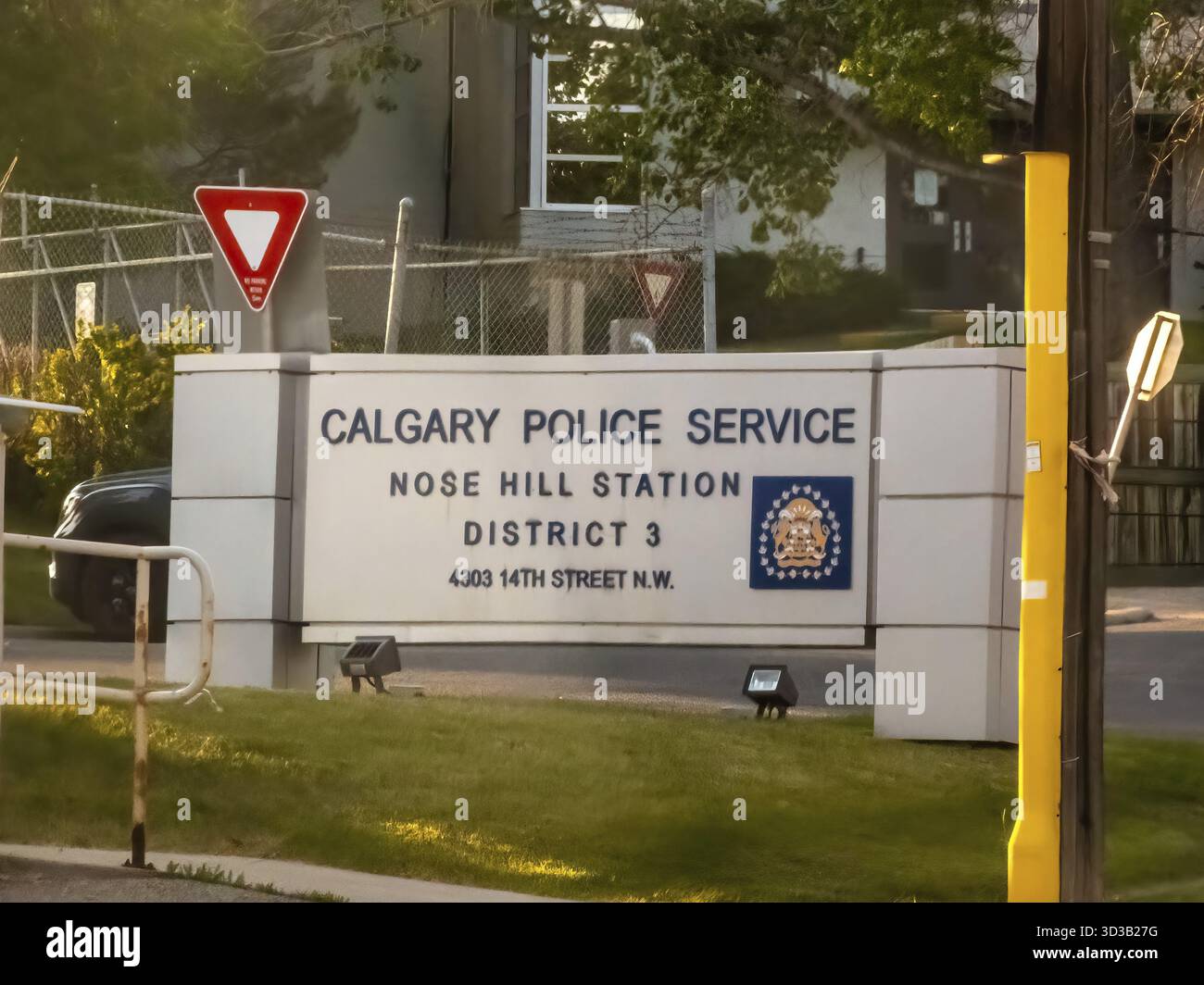 Calgary, Alberta, Kanada. Juni 2025. Eine klare Außenaufnahme des Schilds der Nose Hill Station des Polizeidienstes von Calgary, das die örtlichen Strafverfolgungsbehörden repräsentiert Stockfoto