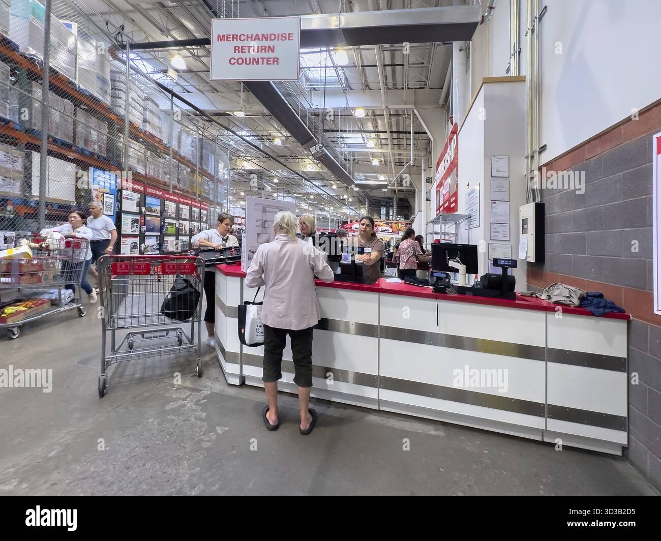 Calgary, Alberta, Kanada. Juni 2025. Ein belebter Costco Warenrücksendeschalter erfasst den Kundendienstfluss innerhalb des riesigen Lagers Stockfoto