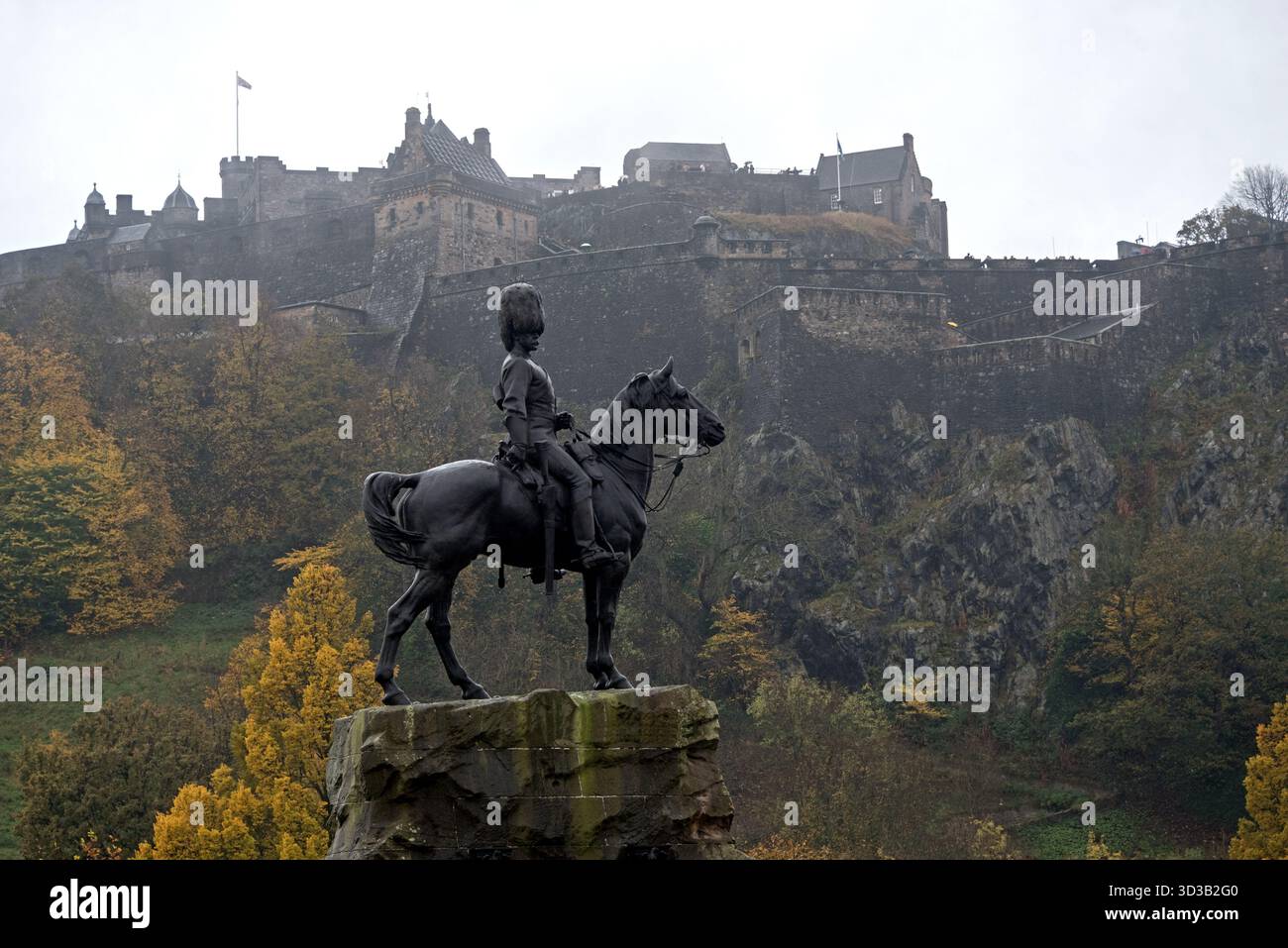 Das Royal Scots Greys Monument an einem bewölkten grauen Herbsttag mit Edinburgh Castle im Hintergrund. Stockfoto