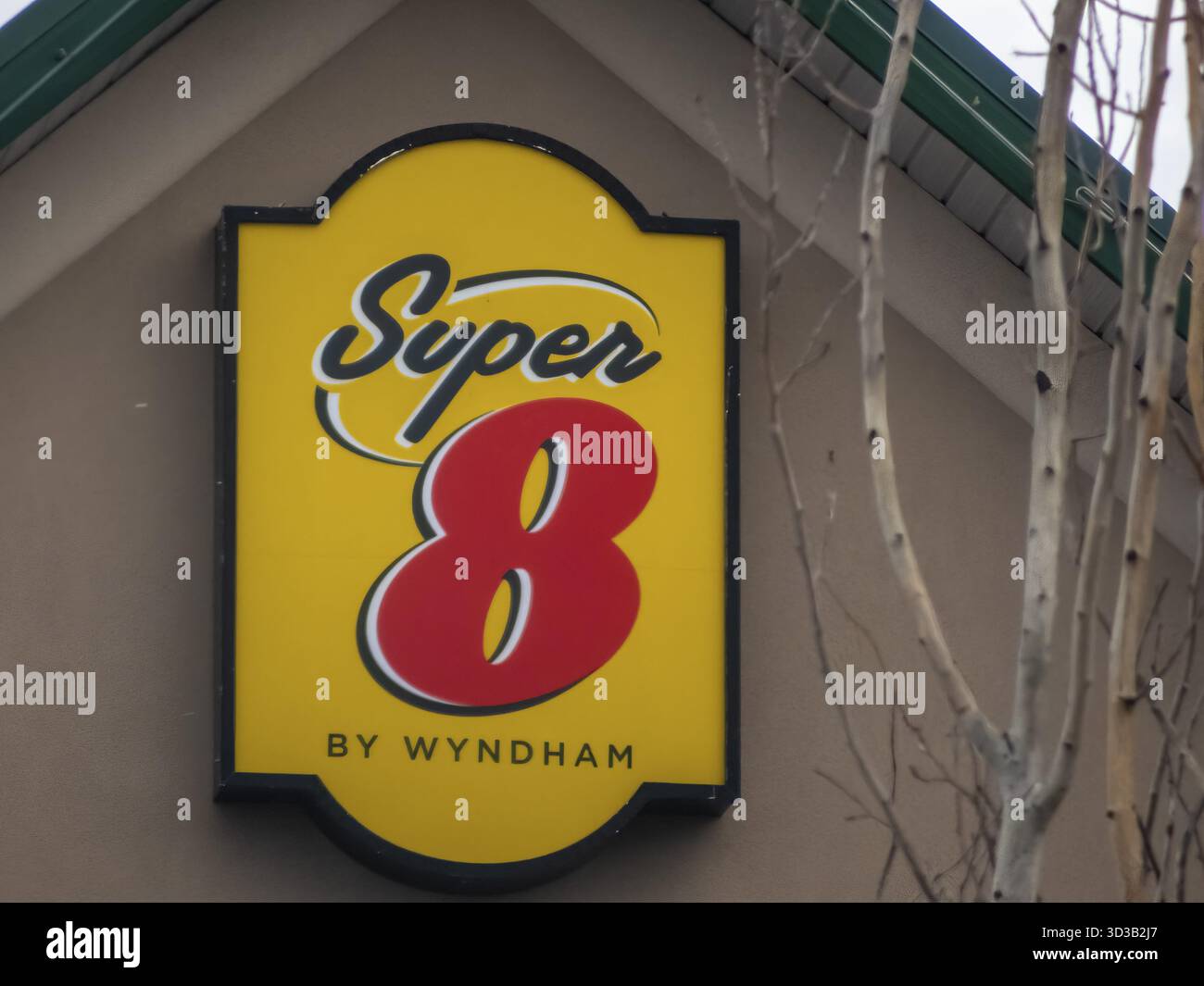 Edmonton, Alberta, Kanada. Mai 2025. Das unverwechselbare Super 8 by Wyndham Logo, ein vertrautes Symbol für preisfreundliche und zugängliche Unterkünfte, Promine Stockfoto