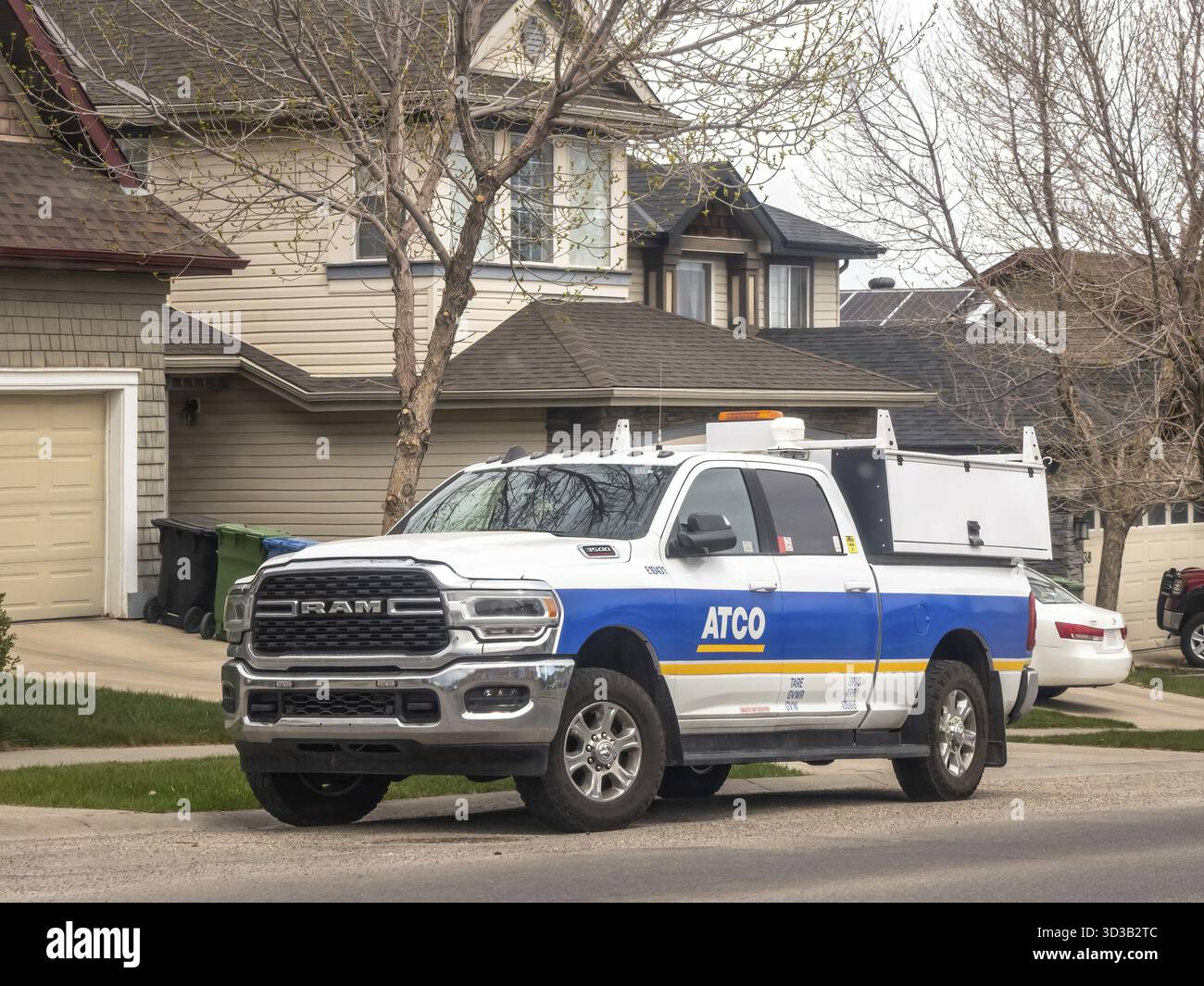 Calgary, Alberta, Kanada. Mai 2025. Ein weiß-blauer Dodge RAM 2500 mit dem ATCO-Logo, der auf einer Vorstadtstraße geparkt ist Stockfoto