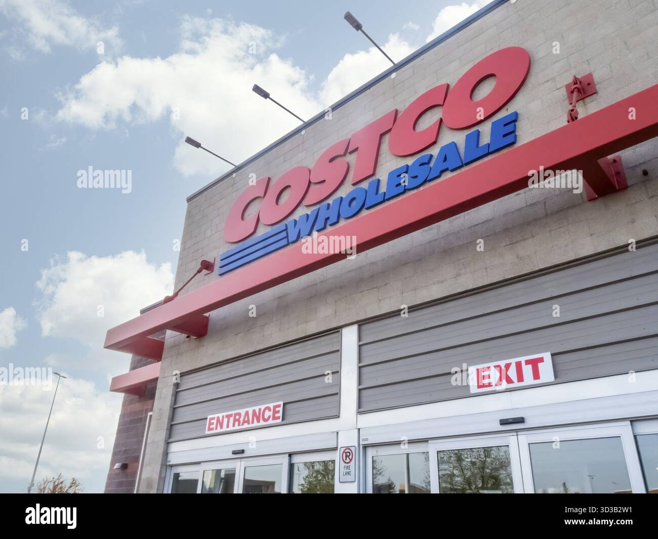 Calgary, Alberta, Kanada. Mai 2025. Eine klassische Aufnahme eines Calgary Costco Wholesale, bei dem Masseneinkäufe unter einer teilweise bewölkten SK auf kanadische Verbraucher treffen Stockfoto