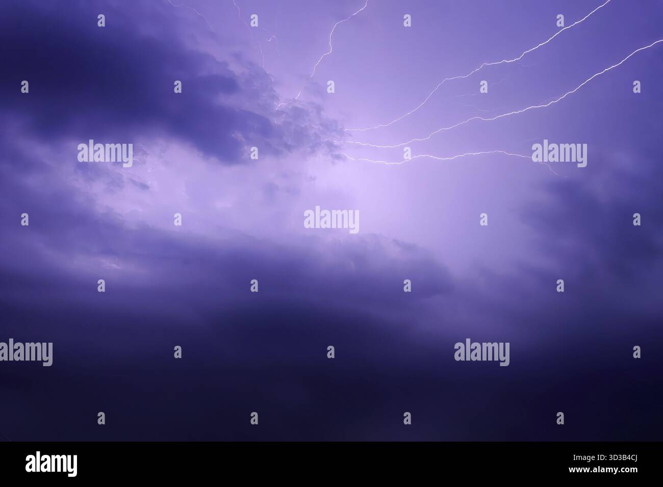 Dramatische Landschaft vor Regen, Gewitter und Blitz am dunklen Himmel mit blauen Wolken, Wettervorhersage Stockfoto